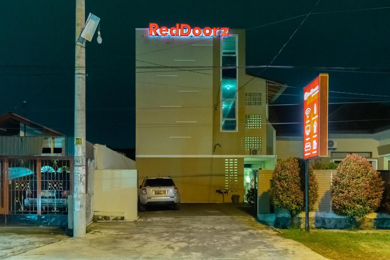 Reddoorz At Joyce Guest House Medan Exterior foto